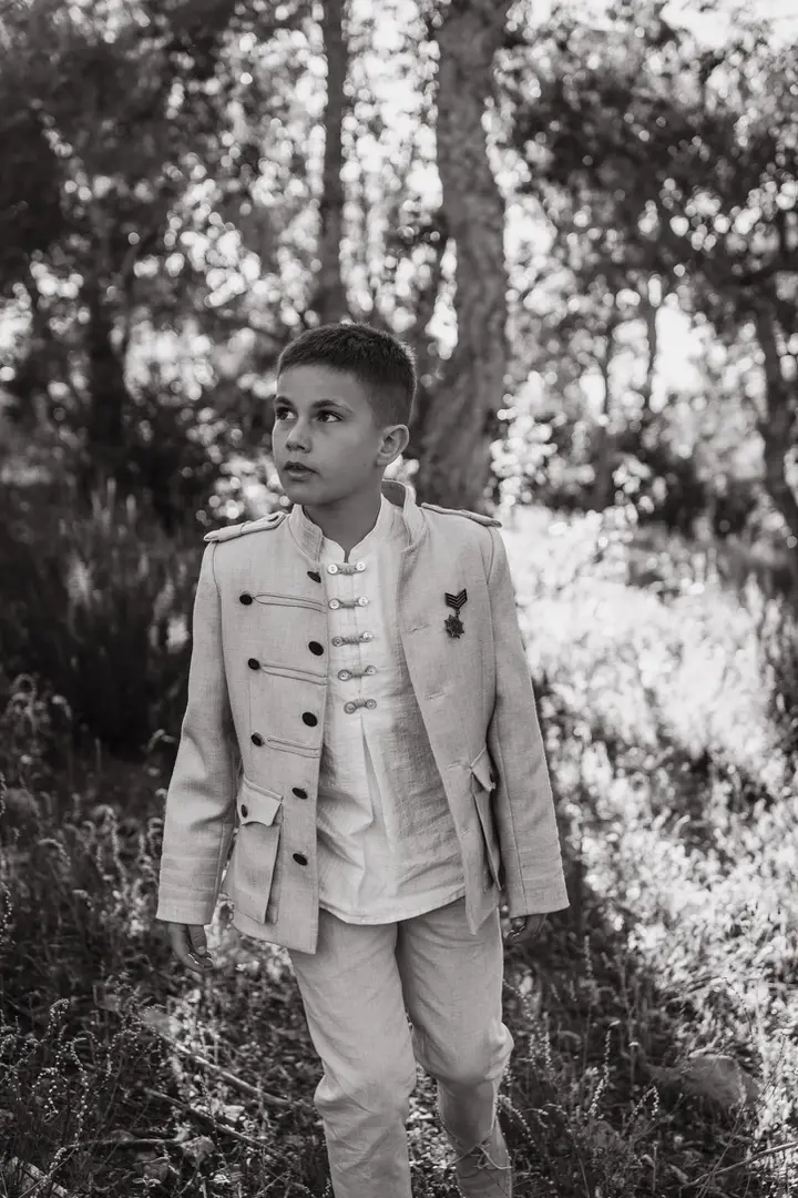 niño comunión aventurero en el campo
