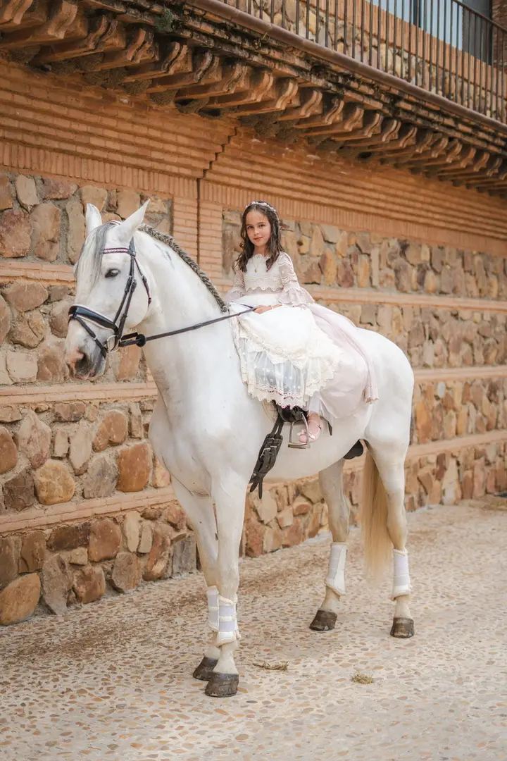niña comunión montada a caballo