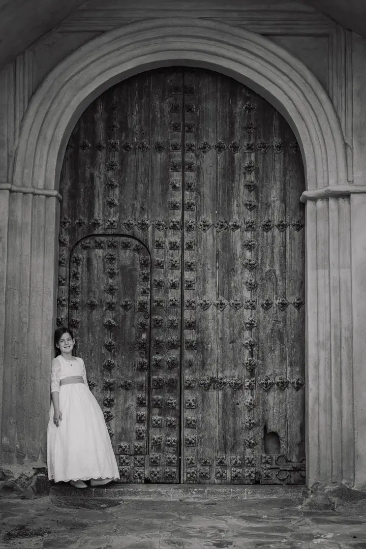 niña comunión puerta iglesia
