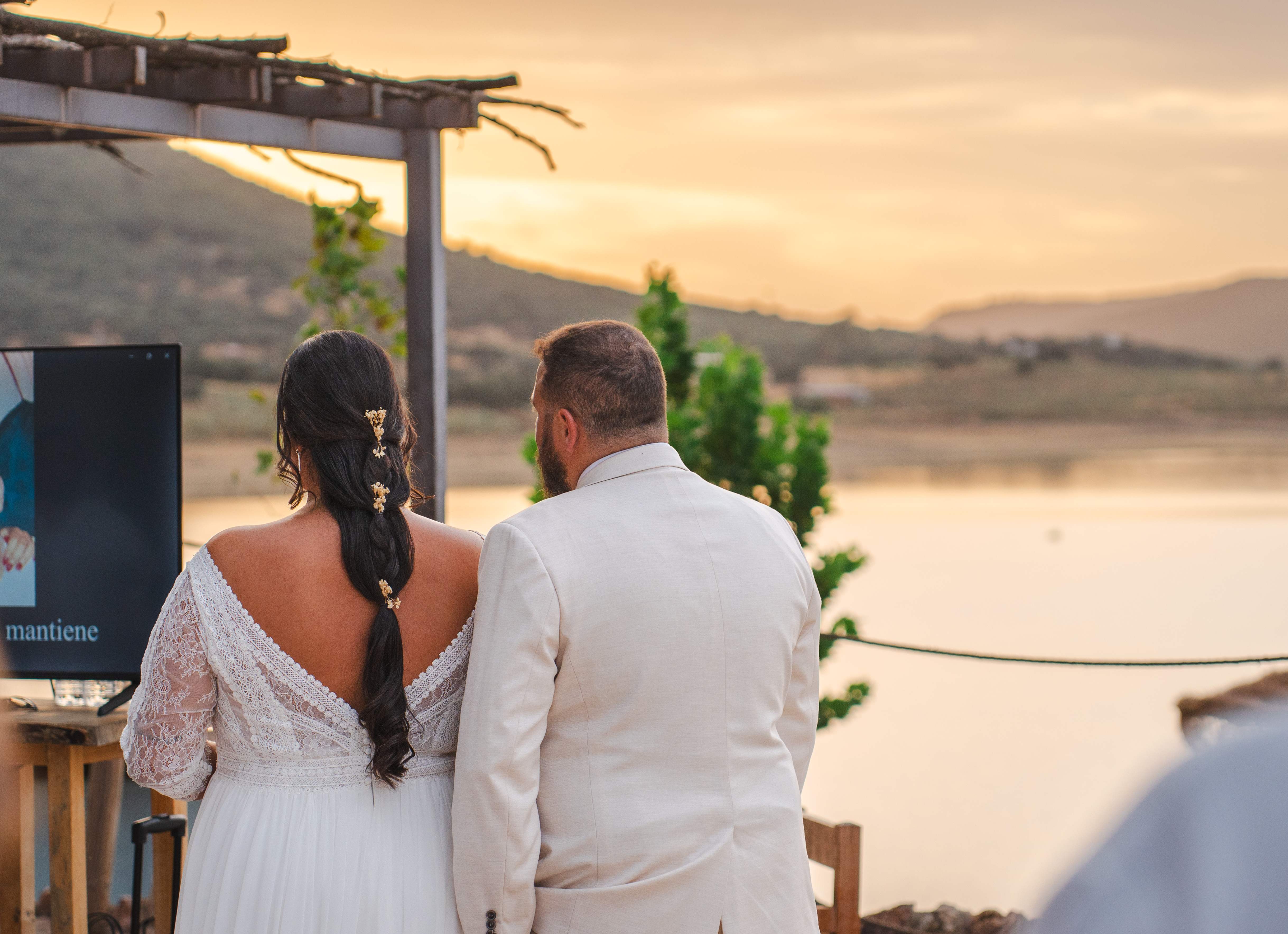 Novios contemplando el embalse al atardecer durante su celebración en La Siberia extremeña