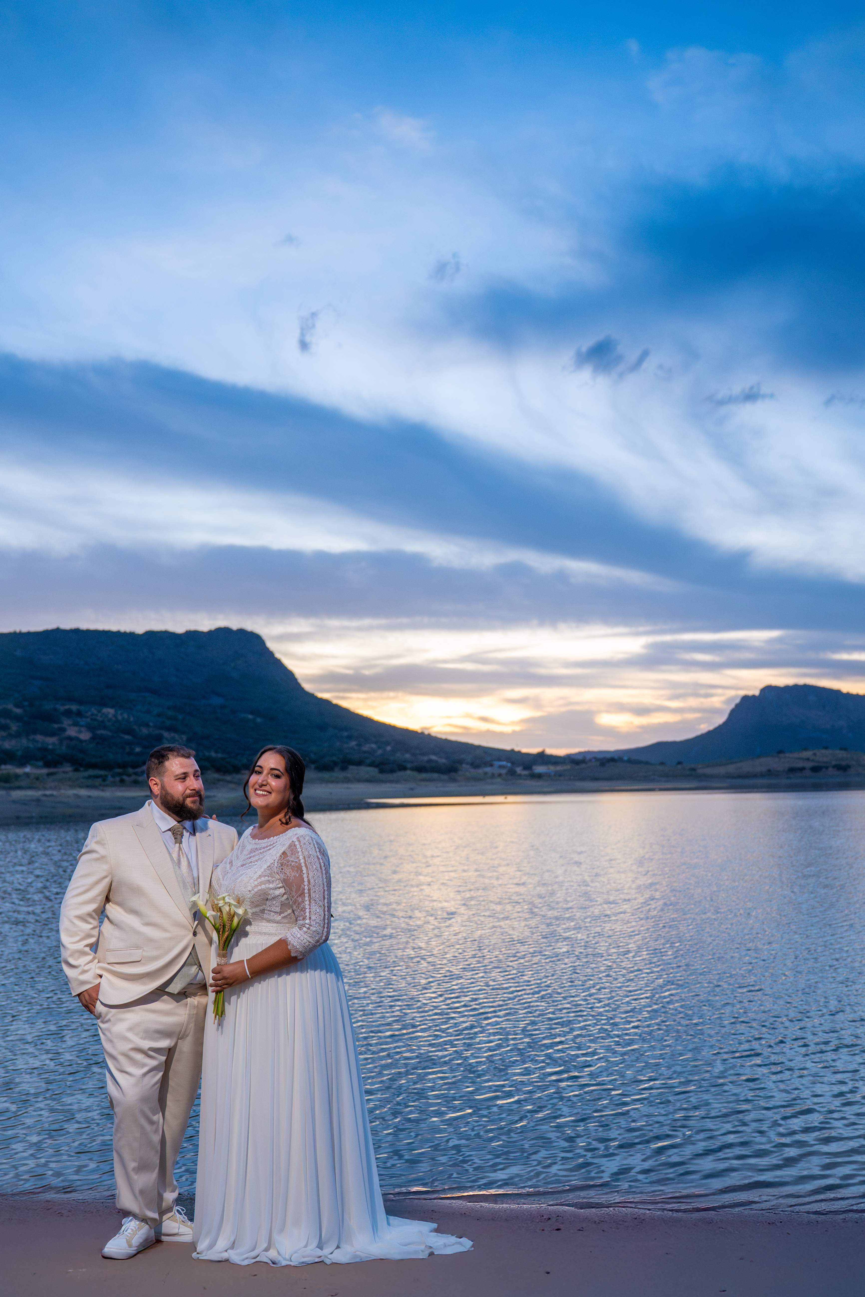 Novios posando junto al embalse al anochecer en La Siberia extremeña