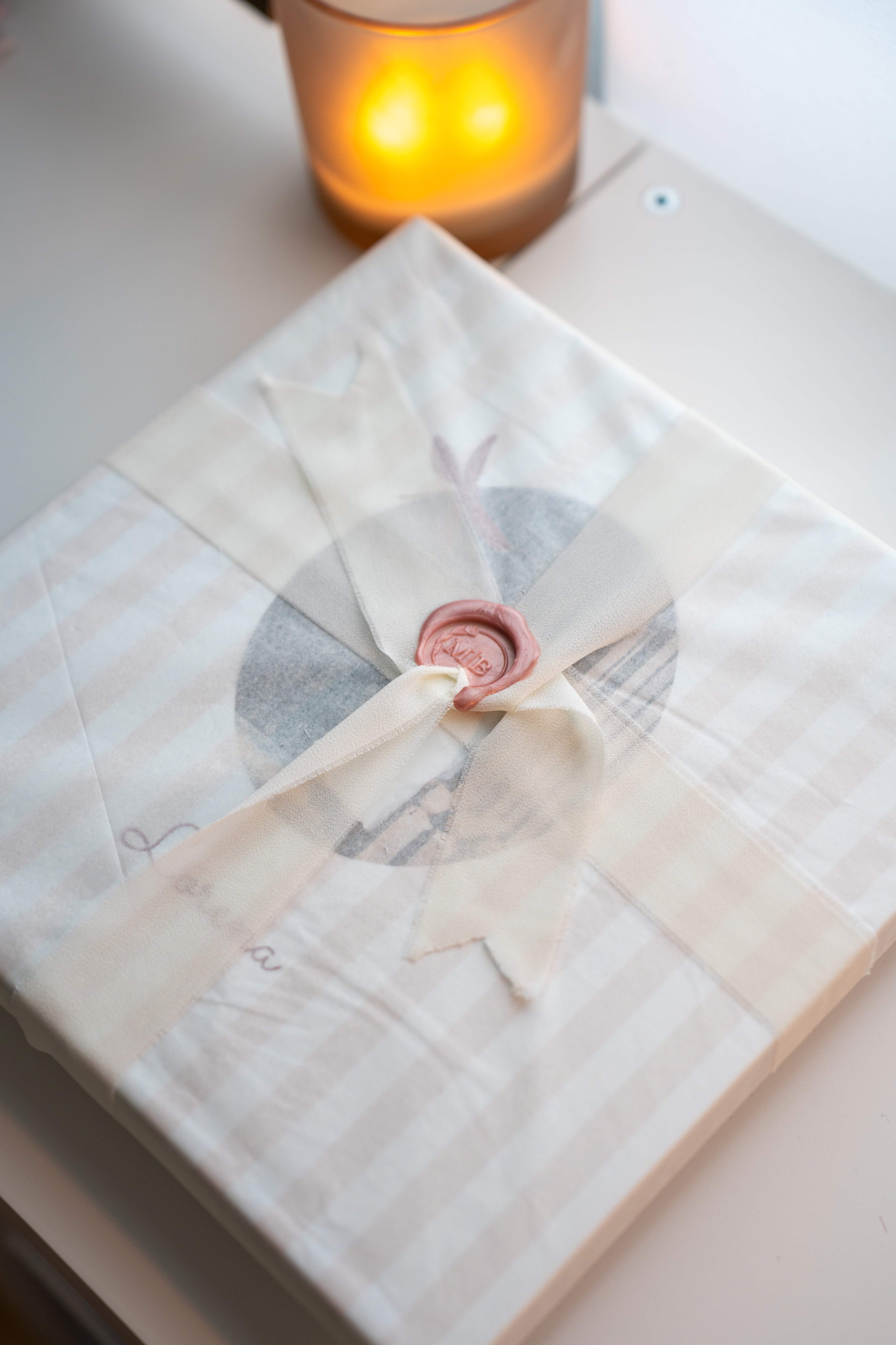 Álbum de primera comunión envuelto a mano y cerrado con sello de lacre